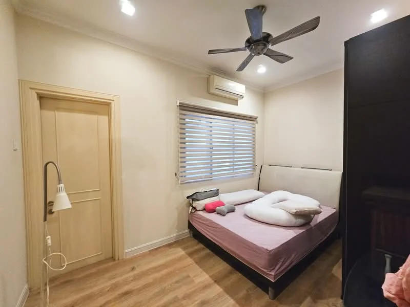 Bedroom features: queen-size bed, upholstered headboard, 2 white pillows, 1 grey pillow, wooden flooring, wall-mounted lamp, floor-to-ceiling window, horizontal blinds, 1 wall-mounted split AC, ceiling fan with light, cream painted walls, built-in wardrobe; style: modern.