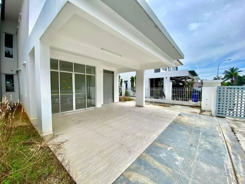Exterior type: detached bungalow; features: white painted facade, flat roof, covered car porch, paved driveway, manicured lawn, surrounded by fencing, large glass sliding doors, concrete flooring, outdoor space with potential for landscaping; style: modern.