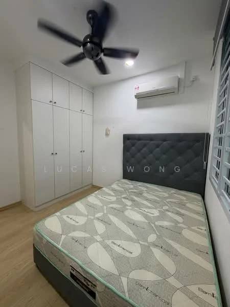 Bedroom features: queen-size bed, upholstered headboard, built-in wardrobe with sliding doors, wall-mounted air conditioning unit, 5-blade ceiling fan, wooden flooring, white painted walls, window with blinds; style: modern.