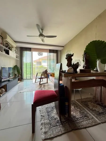 Living features: 5-blade ceiling fan, wall-mounted TV, light-coloured walls, large sliding glass door, floor-to-ceiling windows, white tiled flooring, decorative wall shelves, area rug with geometric pattern, wooden dining table, red upholstered chair, decorative plants, artistic sculptures; style: modern; view: garden.