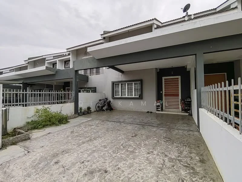 Exterior type: linked terrace house; features: concrete facade, grey painted facade, flat roof, single-storey, manicured lawn, paved driveway, fenced front yard, car porch with awning, visible parking area, windows with grilles, main entrance door with slatted design; style: modern.