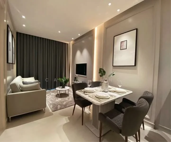 Living features: 3-seater fabric sofa in light grey, area rug with geometric pattern, wall-mounted TV, coffee table, recessed downlights, decorative wall paneling, curtains in dark grey, framed artwork on walls, dining table for 4 with marble top, upholstered dining chairs in dark grey; style: modern.