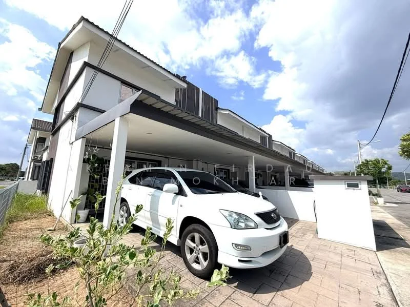 Exterior type: linked terrace house; features: white painted facade, flat roof, single-storey, paved driveway, landscaped garden with shrubs, car porch with awning, large windows, modern architectural design; style: modern.