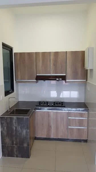 Kitchen features: laminate cabinetry in wood finish, black granite countertop, single-bowl stainless-steel sink, chrome pull-down faucet, 2-burner gas hob, built-in range hood, white tiled backsplash, ceramic tile flooring, wall-mounted cabinet, open shelving, window for natural light; style: modern.