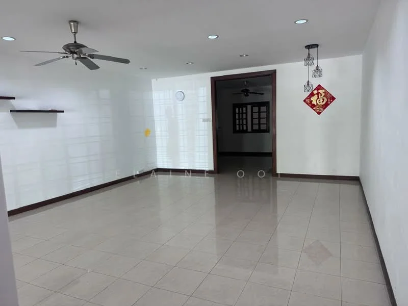 Living features: white painted walls, glossy tile flooring, 5-blade ceiling fan, recessed downlights, wall-mounted shelves, decorative wall clock, Chinese decorative ornament, large windows, neutral color scheme; style: modern.