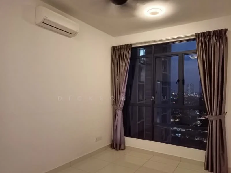 Room features: white painted walls, tile flooring, floor-to-ceiling windows, curtains in grey fabric, 1 wall-mounted split AC, ceiling light fixture, city view; style: modern; view: city.