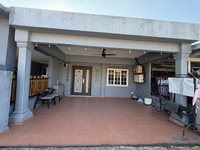 Exterior type: linked terrace house; features: covered porch, grey painted facade, decorative front door with geometric pattern, 2 columns supporting the porch, ceiling fan, wall-mounted air conditioning unit, tiled flooring, outdoor seating area with bench, exposed beams, string lights; style: modern.