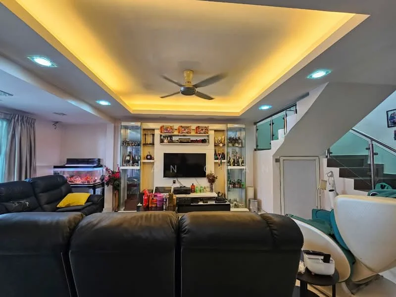 Living features: black leather sectional sofa, coffee table, wall-mounted TV, entertainment unit, recessed LED downlights, 5-blade ceiling fan, decorative shelves with glass display, lighted ceiling with tray design, curtains, carpeted flooring; style: modern.