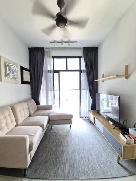 Living features: 3-seater fabric sofa in beige, chaise lounge, wall-mounted TV, TV console in wood with grey drawers, area rug with neutral color, floor-to-ceiling windows, sheer curtains, 5-blade ceiling fan with light, decorative wall art, wooden shelving unit; style: modern.
