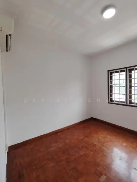 Room features: white painted walls, wooden flooring, 1 ceiling light, 2 casement windows with grilles, 1 wall-mounted split AC.