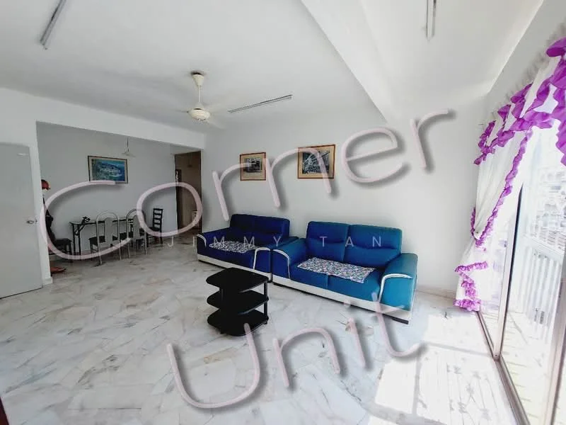 Living features: marble flooring, 3-seater fabric sofa in blue, 2-seater fabric sofa in blue, coffee table, ceiling fan, wall-mounted artwork, dining table with chairs, large windows with natural light; style: modern.