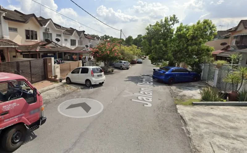 Exterior type: linked terrace house; features: residential street, two-storey houses, manicured lawns, paved driveway, trees lining the street, parked vehicles, street signage, curbside parking; style: modern.