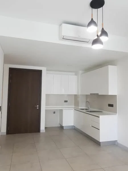 Kitchen features: white cabinetry, stainless-steel sink, chrome pull-down faucet, white quartz countertop, ceramic tile backsplash, built-in oven, freestanding range oven, recessed downlights, 1 wall-mounted split AC, pendant lighting, grey tile flooring; style: modern.