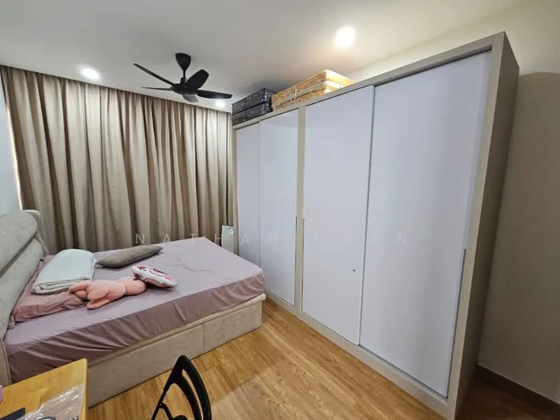 Bedroom features: queen-size bed, upholstered headboard, built-in wardrobe with sliding doors, wooden flooring, ceiling fan, curtains, decorative pillows, bedside table, table lamp; style: modern.