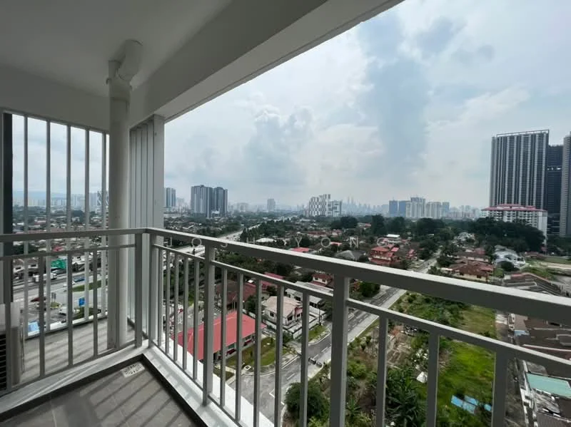 Room style: modern; view: city.