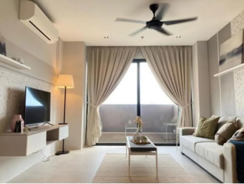 Living features: 3-seater fabric sofa in white, coffee table, wall-mounted TV, shelf unit, floor lamp, 5-blade ceiling fan, floor-to-ceiling windows, sheer curtains, decorative cushions, area rug, light-colored walls, tile flooring, air conditioning unit; style: modern.