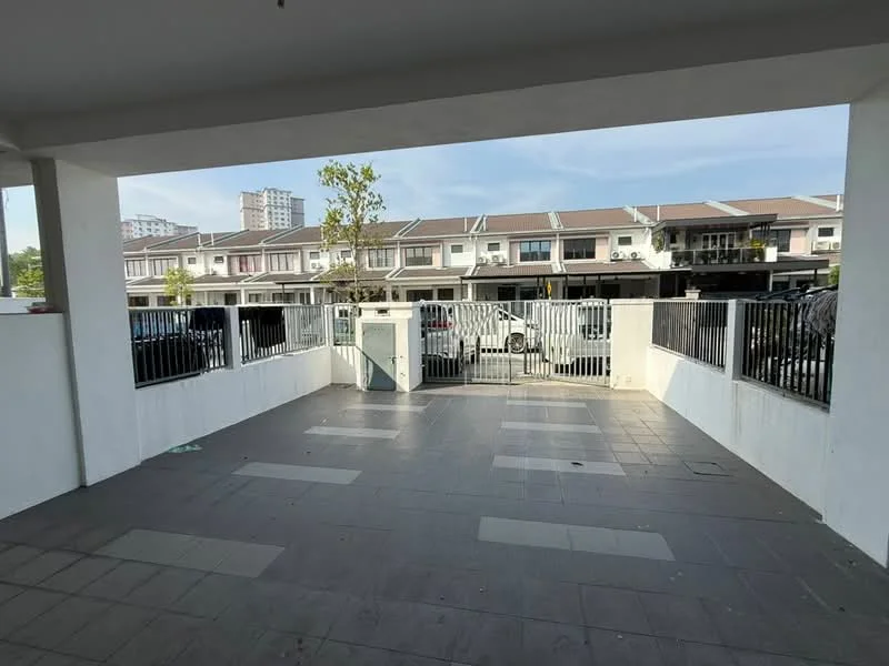 Exterior type: linked terrace house; features: paved flooring, fenced perimeter, gate access, surrounding residential buildings, open space, manicured landscaping, single-storey structure, urban context; style: modern.