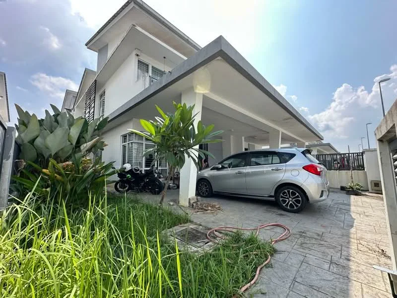 Exterior type: detached bungalow; features: white painted facade, flat roof, single-storey, manicured lawn, paved driveway, car porch with awning, tropical landscaping, surrounded by greenery; style: modern.