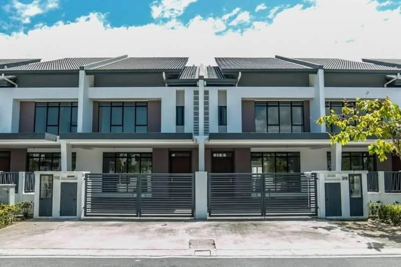 Exterior type: linked terrace house; features: two-storey building, white painted facade, large windows, grey tiled roof, metal gate, paved driveway, manicured landscaping, front garden area, modern architectural design; style: modern.