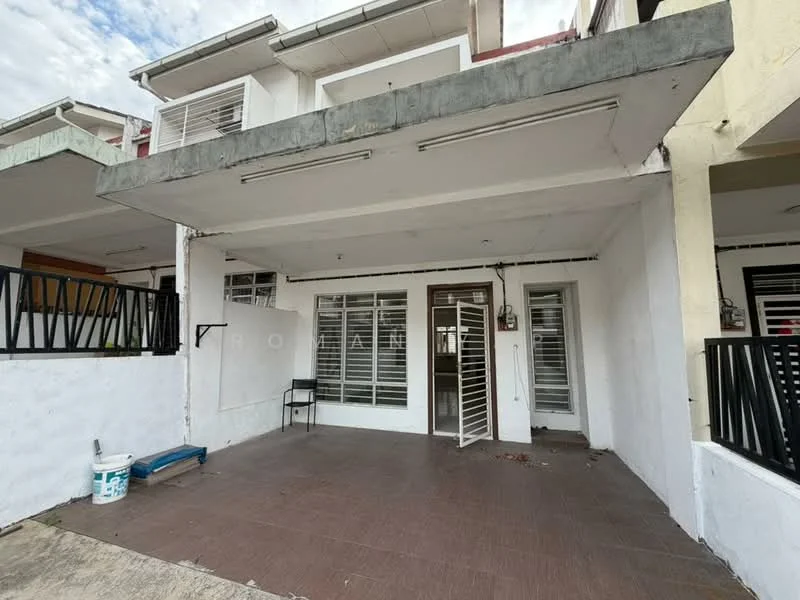 Exterior type: linked terrace house; features: white painted facade, flat roof, ground floor patio, tiled flooring, metal security grille, sliding glass door, windows with grilles, exposed concrete, outdoor seating area, manicured lawn, surrounded by low fencing; style: modern.