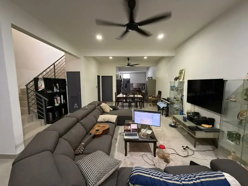 Living features: L-shape sectional sofa in grey, 5-blade ceiling fan with light, wall-mounted TV, glass display cabinet, coffee table, area rug, decorative items on shelves, open shelving unit, windows with natural light, light-colored walls, recessed downlights; style: modern.
