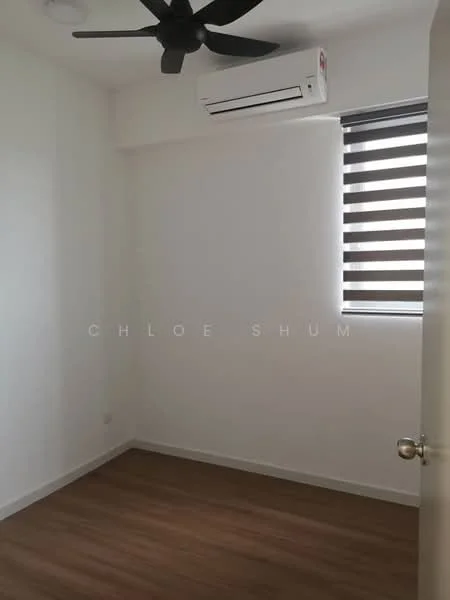 Room features: white painted walls, wooden flooring, 1 wall-mounted split AC, ceiling fan, roller blinds on window.