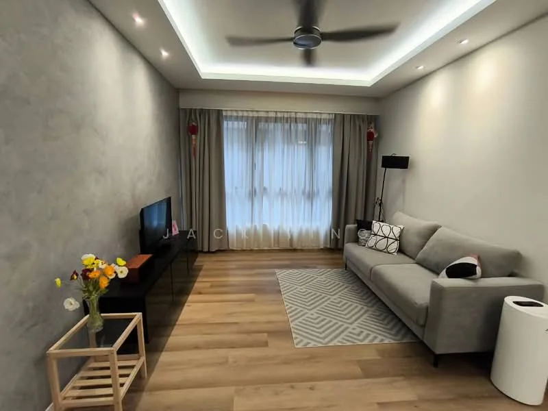 Living features: grey accent wall, white painted walls, wooden flooring, 5-blade ceiling fan with light, recessed downlights, sofa in light grey fabric, coffee table with wooden frame, TV console, wall-mounted TV, area rug with geometric pattern, curtains, decorative floor lamp; style: modern.