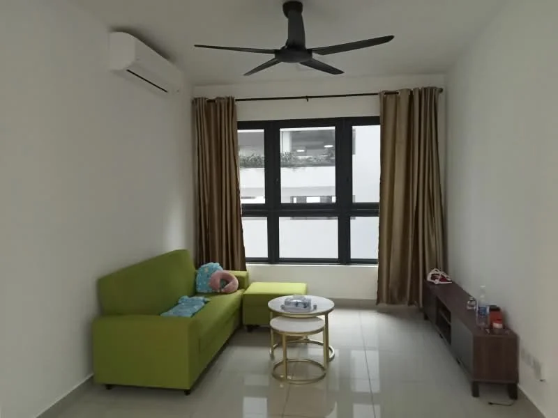 Living features: green fabric sofa, round white coffee table, wooden TV console, floor-to-ceiling windows, sheer curtains, 1 wall-mounted split AC, light-colored tiled flooring, ceiling fan with light; style: modern.