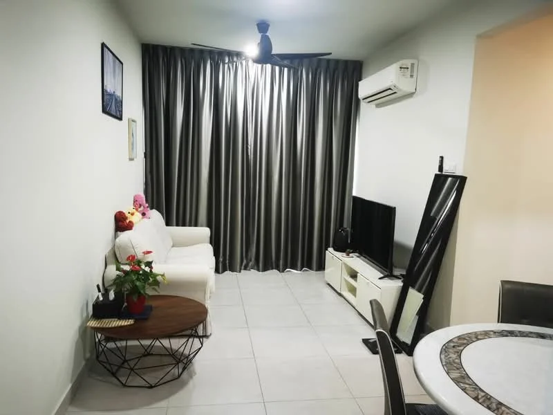 Living features: white painted walls, grey floor tiles, 5-blade ceiling fan with light, wall-mounted air conditioning unit, sofa in white fabric, coffee table with wooden top and metal base, TV console in white, wall-mounted TV, curtains in dark grey, decorative plant on coffee table; style: modern.
