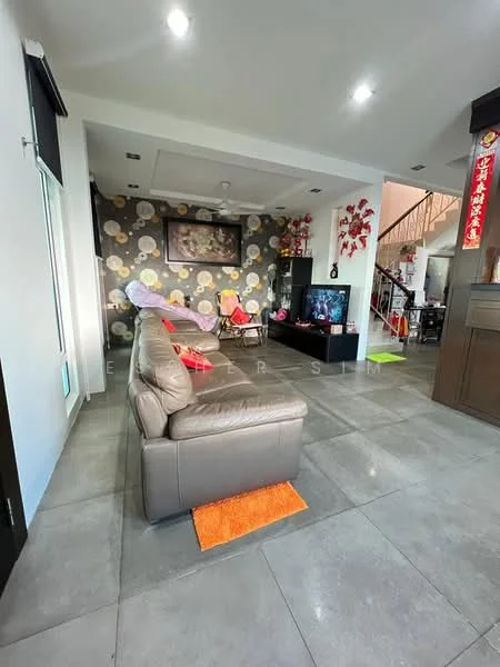 Living features: grey tiled flooring, light grey walls, feature wall with floral wallpaper, sofa in brown leather, coffee table, wall-mounted TV, entertainment unit, decorative wall art, ceiling lights, recessed downlights, orange area rug, open layout to dining area; style: modern.
