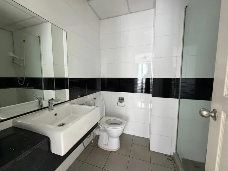 Bathroom features: white tiled walls, black accent tiles, grey floor tiles, single-sink vanity with black countertop, chrome basin mixer faucet, large wall-mounted mirror, one-piece toilet, walk-in shower with glass enclosure, shower head, towel rail; style: modern.
