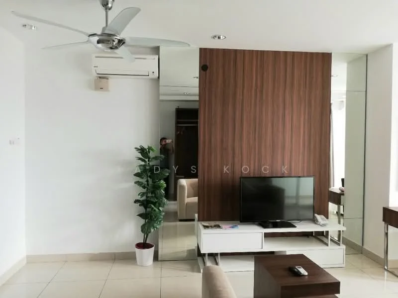 Living features: 5-blade ceiling fan, wall-mounted TV, TV console in white, wooden coffee table, decorative plant in pot, mirrored wall, air conditioning unit, light-colored tiled flooring, wood panel accent wall; style: modern.