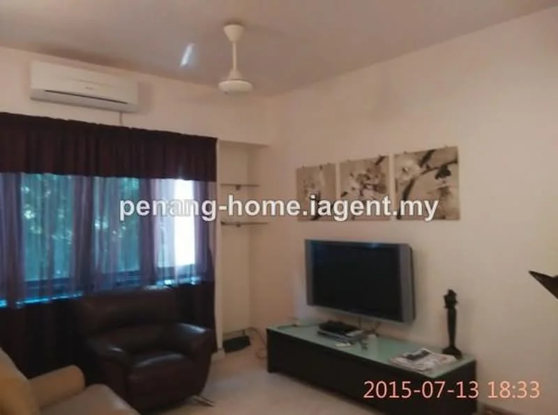 Living features: wall-mounted TV, TV console, sofa in brown leather, ceiling fan, wall-mounted air conditioning unit, curtains in dark purple, light-colored walls, decorative wall art.