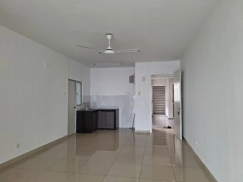 Living features: white painted walls, glossy beige tile flooring, ceiling fan, kitchenette with dark cabinetry, countertop, open layout, large window with blinds, neutral decor; style: modern.