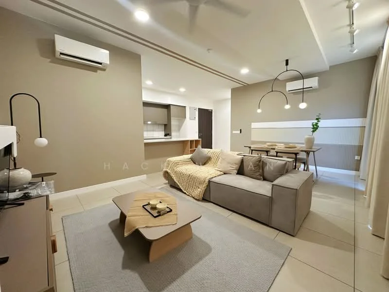 Living features: beige painted walls, light grey sofa, coffee table, area rug, pendant light, 5-blade ceiling fan, wall-mounted split AC, wall-mounted TV, decorative plant, dining table with chairs, open kitchen layout, tile flooring; style: modern.