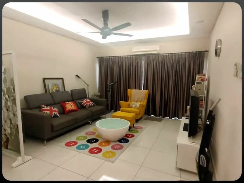 Living features: grey fabric 3-seater sofa, yellow armchair, round coffee table, area rug with colorful circles, ceiling fan with light, recessed lighting, floor-to-ceiling curtains, TV console, wall-mounted TV, decorative artwork, white tiled flooring, air conditioning unit; style: modern.