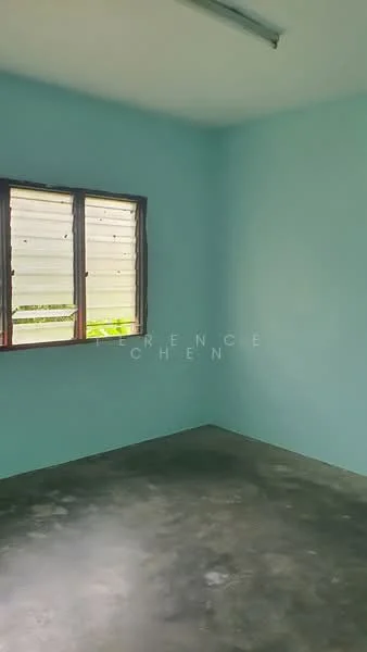Room features: light blue painted walls, concrete flooring, window with wooden frame, horizontal slatted window treatment, fluorescent ceiling light; view: garden.