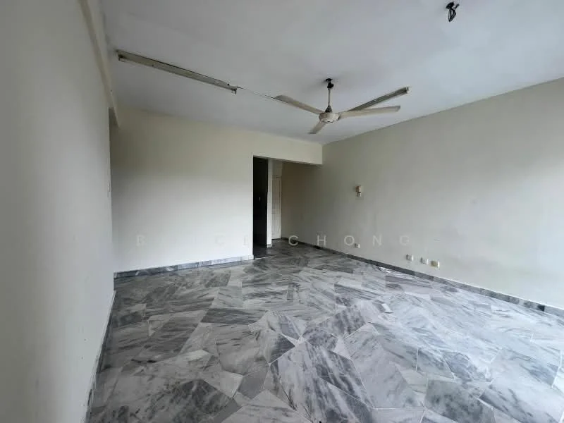 Living features: marble flooring, white painted walls, ceiling fan, recessed lighting, single wall sconce, open layout, large windows, neutral color scheme; style: modern.