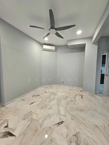 Room features: grey painted walls, marble tile flooring, 5-blade ceiling fan, 1 wall-mounted split AC, recessed downlights; style: modern.