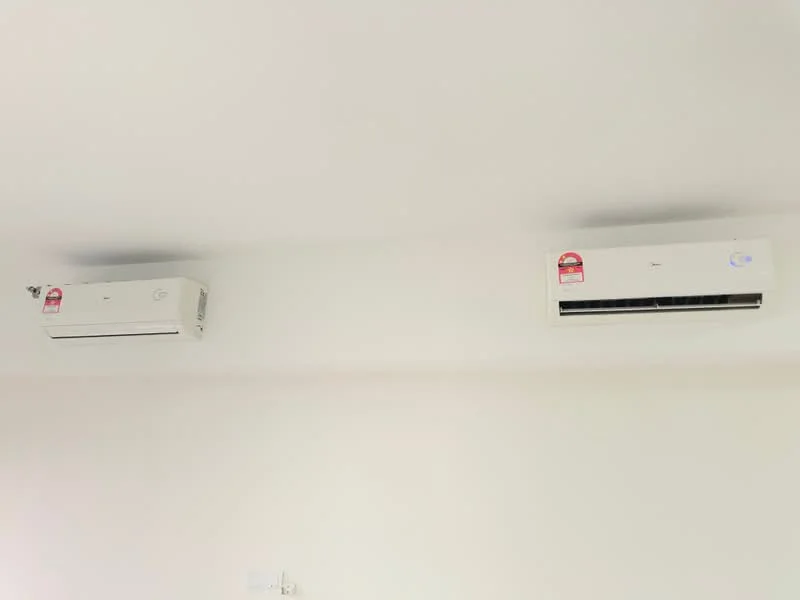 Room features: 2 wall-mounted split AC units.