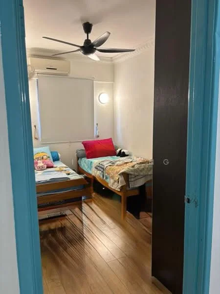 Bedroom features: 2 single beds with colorful bedding, wooden flooring, 5-blade ceiling fan, wall-mounted air conditioning unit, window with roller blinds, decorative wall light, blue painted walls, crown moulding; style: modern.