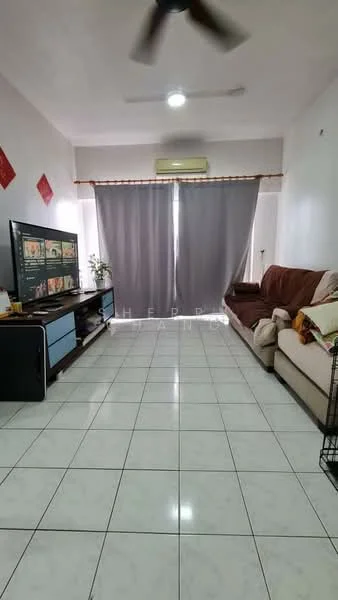 Living features: white painted walls, ceramic tile flooring, 5-blade ceiling fan, sofa in beige, TV console, wall-mounted TV, curtains, air conditioning unit, decorative wall art, coffee table; style: modern.