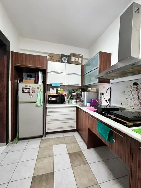 Kitchen features: stainless-steel fridge, built-in oven, 4-burner gas hob, stainless-steel range hood, white laminate countertop, wood cabinetry with brown finish, green dish towel, decorative wall with floral pattern, ceramic tile flooring in white and beige, microwave, kettle, toaster, sink with chrome faucet; style: modern.