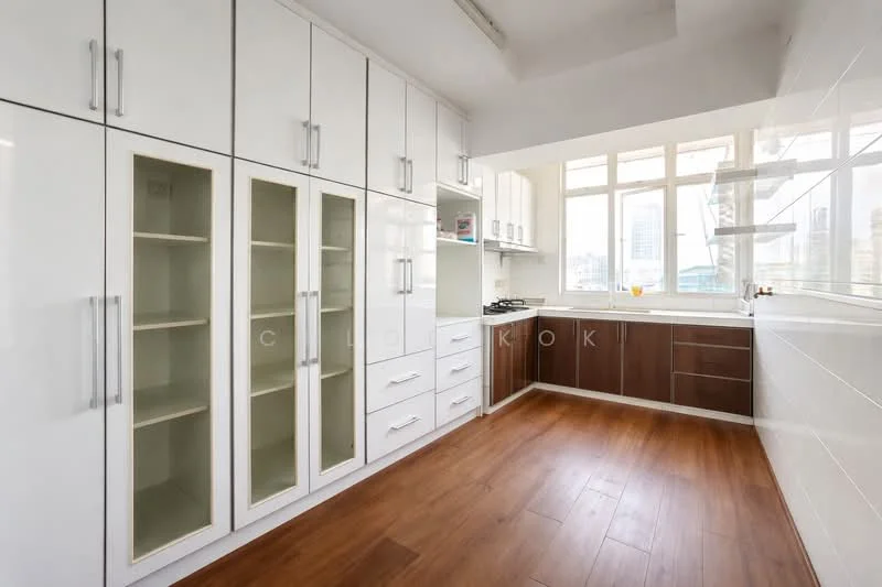 Kitchen features: white shaker cabinets, brown lower cabinets, glass-front upper cabinets, stainless-steel gas hob, white tiled backsplash, laminate flooring, large windows with city view, countertop with integrated sink, drawer storage, open shelving; style: modern; view: city.