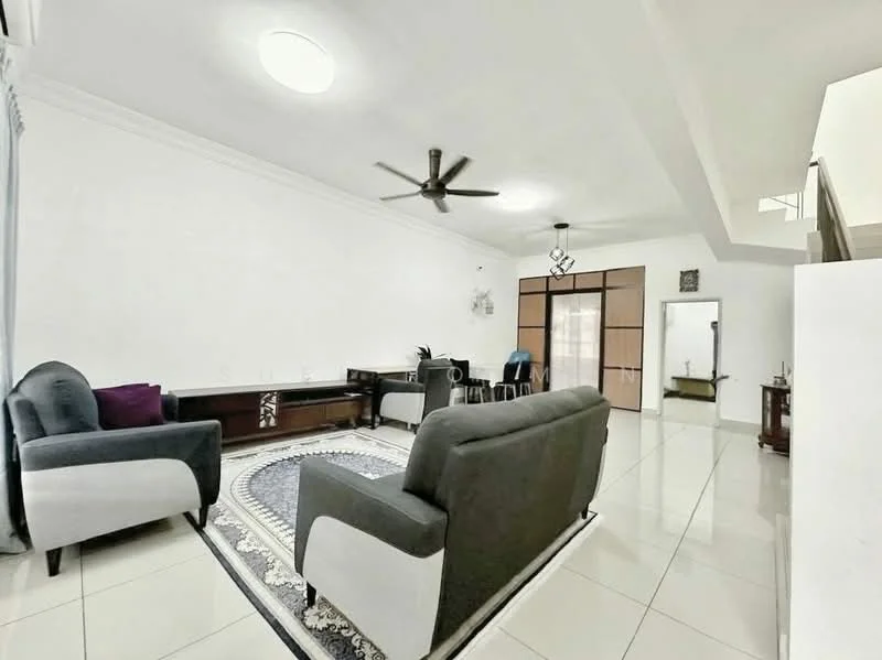Living features: white painted walls, polished ceramic tile flooring, 5-blade ceiling fan with light, recessed downlights, 2-seater fabric sofa in grey, armchair with grey and white upholstery, area rug with geometric pattern, wooden coffee table, TV console, decorative wall clock; style: modern.