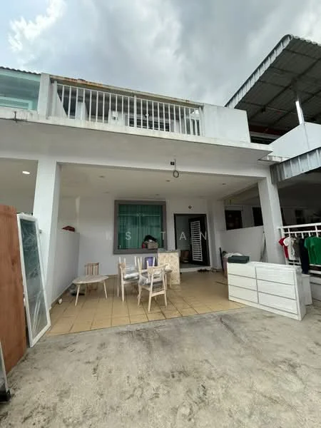 Exterior type: linked terrace house; features: white painted facade, flat roof, outdoor patio area, tiled flooring, balcony with railing, large windows, exterior storage cabinet, outdoor dining table with chairs; style: modern.