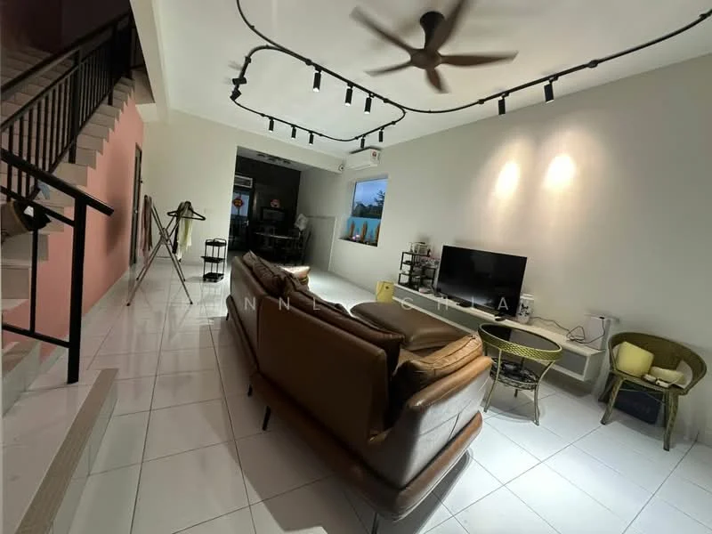 Living features: 3-seater leather sofa, ceiling fan, wall-mounted TV, TV console, area rug, white painted walls, recessed downlights, large windows, tile flooring, decorative floor lamp; style: modern.