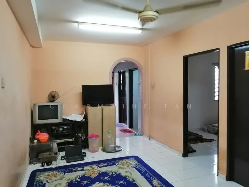 Living features: cream painted walls, white tiled flooring, 5-blade ceiling fan, wall-mounted TV, wooden TV console, television, decorative area rug with floral pattern, floor lamp, open doorway leading to another room, window with vertical blinds.