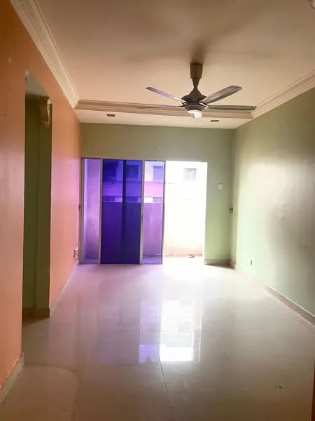 Living features: cream painted walls, orange accent wall, green accent wall, polished tile flooring, 5-blade ceiling fan, sliding glass door, natural light from door, crown moulding; style: modern.