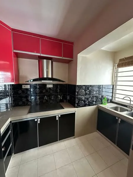 Kitchen features: red high-gloss cabinetry, black lower cabinetry, stainless-steel range hood, black tiled backsplash with floral pattern, granite countertop, single-bowl stainless-steel sink, chrome pull-down faucet, built-in cooktop, window with blinds, ceramic tile flooring; style: modern.
